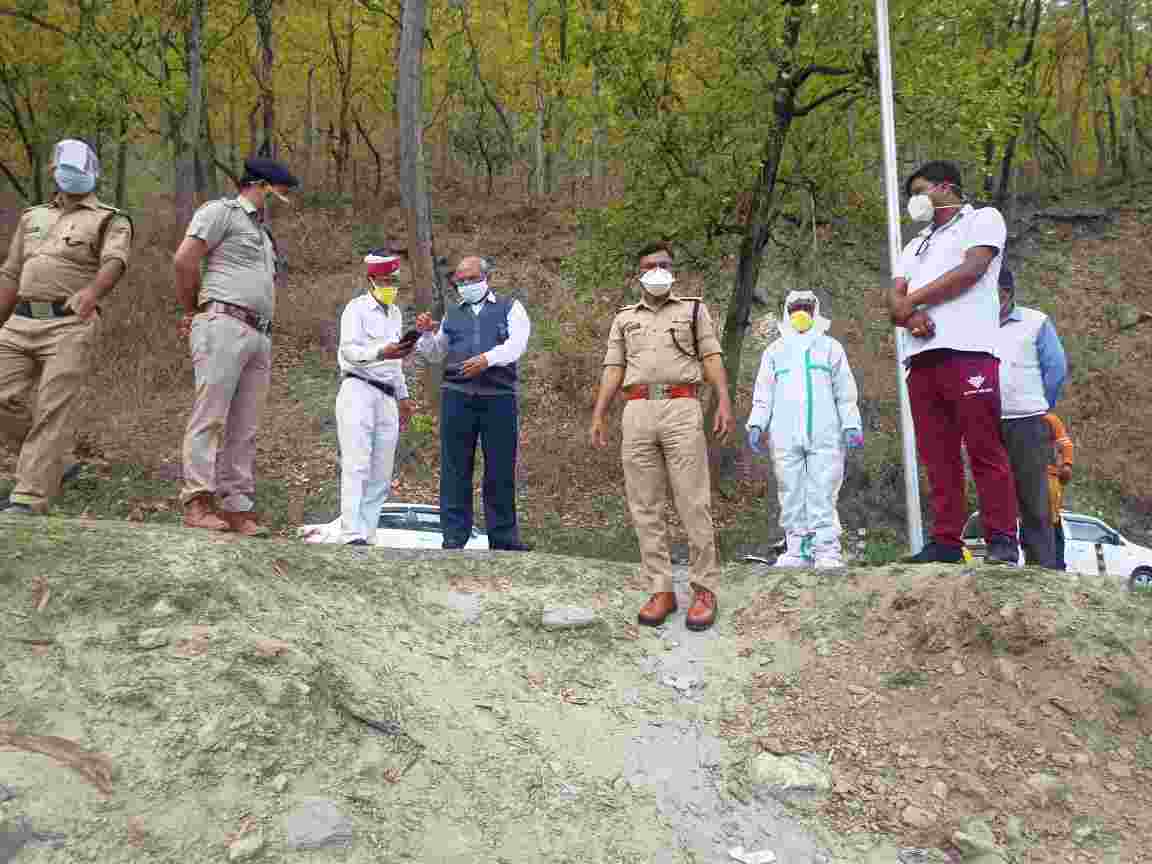 पिथौरागढ: जिलाधाकारी व पुलिस अधीक्षक द्वारा कोरोना संक्रमण में मृतकों के शवों का अन्तिम संस्कार किये जाने की जगह का लिया जायजा 2 Hello Uttarakhand News »