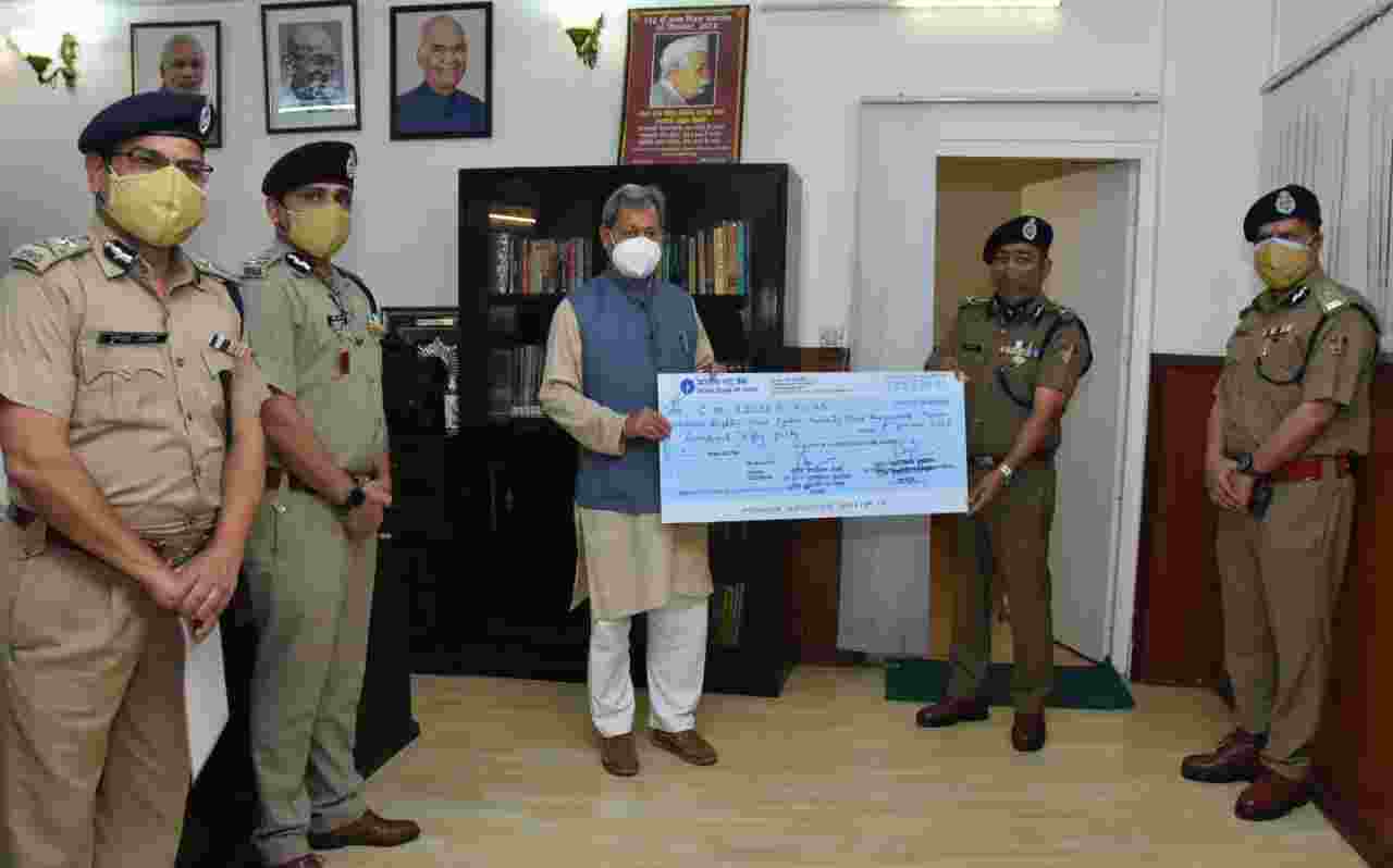 उत्तराखंड: पुलिस महानिदेशक अशोक कुमार ने मुख्यमंत्री राहत कोष के लिए दिया 85 लाख 95 हजार 350 रुपए का चेक, पुलिस कार्मिकों द्वारा स्वेच्छा से दिया गया अपना 01 दिन का वेतन 2 Hello Uttarakhand News »