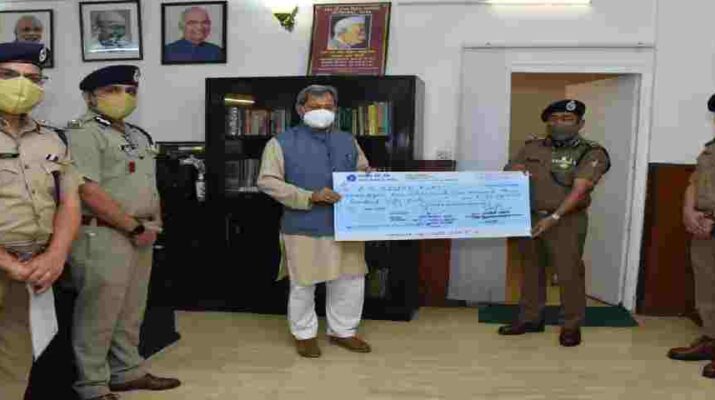 उत्तराखंड: पुलिस महानिदेशक अशोक कुमार ने मुख्यमंत्री राहत कोष के लिए दिया 85 लाख 95 हजार 350 रुपए का चेक, पुलिस कार्मिकों द्वारा स्वेच्छा से दिया गया अपना 01 दिन का वेतन 1 Hello Uttarakhand News »