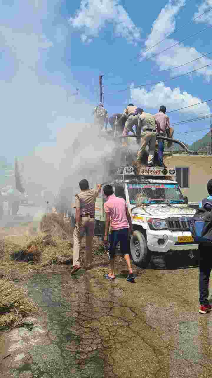पिथौरागढ़: थाना जाजरदेवल पुलिस ने त्वरित कार्यवाही करते हुए पिकप वाहन में लगी आग पर पाया काबू  2 Hello Uttarakhand News »