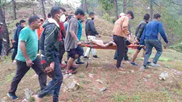पिथौरागढ़: मिट्टी फेंकते समय 500 मीटर गहरी खाई में गिरा डम्पर, बाल-बाल बचा ड्राइवर 1 Hello Uttarakhand News »