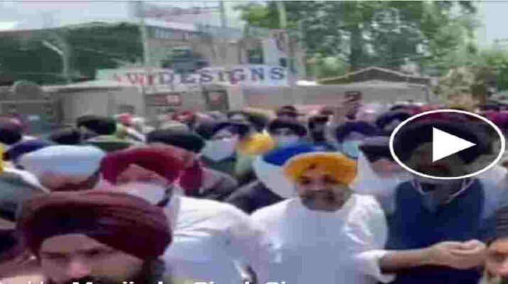 Video: Massive protest in Kashmir by Sikh community, allegations against allegedly abducted and converted two Sikh girls to Islam on gun point 7 Hello Uttarakhand News »