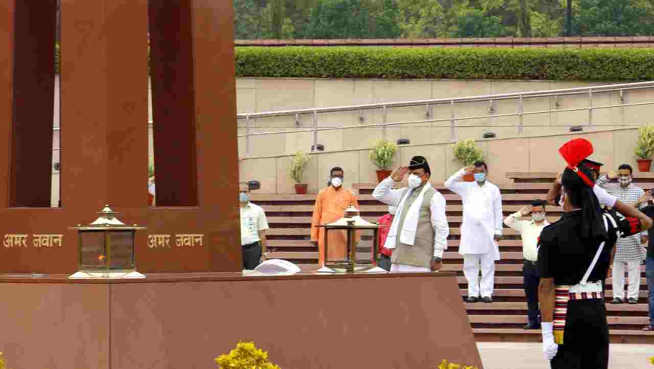 हमे अपने जवानों की वीरता पर गर्व - केन्द्रीय रक्षा राज्य मंत्री अजय भट्ट, नेशनल वार मेमोरियल जाकर की शहीद सैनिकों को श्रद्धांजलि अर्पित 3 Hello Uttarakhand News »