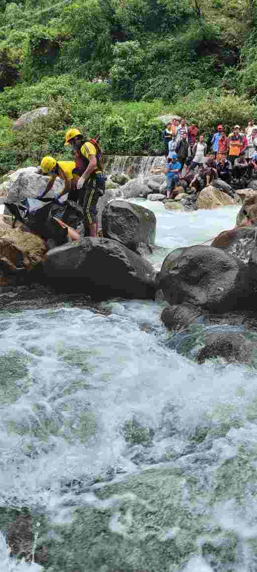 Uttarakhand: वैकल्पिक पुल को पार करते समय एक युवक की पैर फिसलने से हुई मौत, SDRF ने डूबे युवक का किया शव बरामद 2 Hello Uttarakhand News »