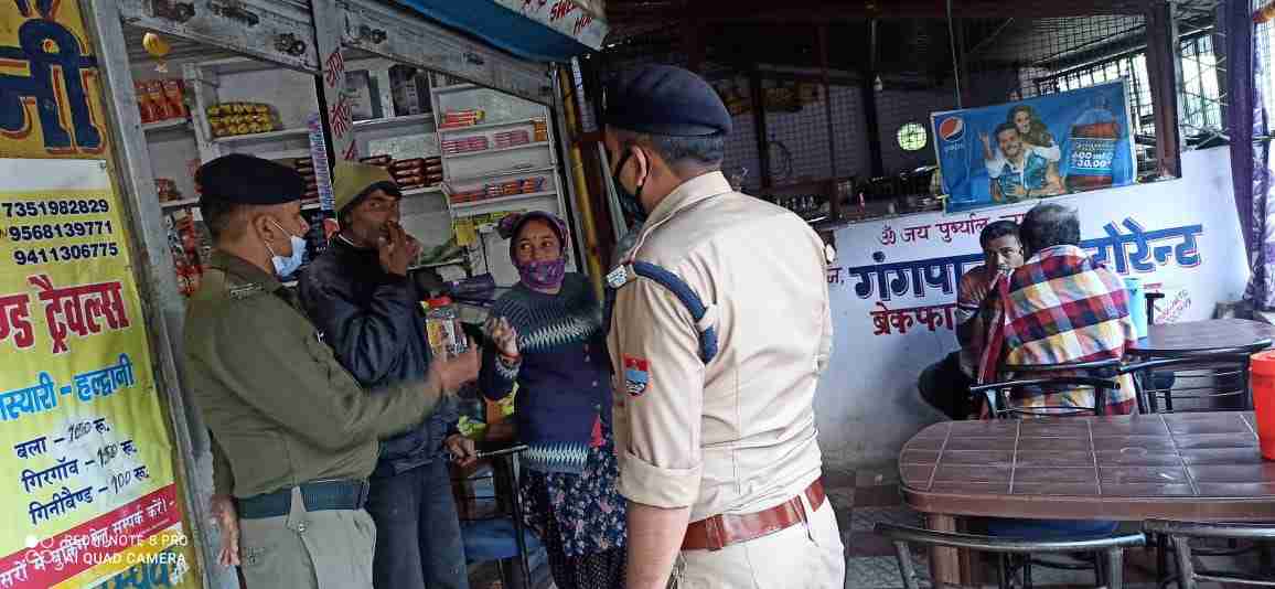 Pithoragarh: अवैध अंग्रेजी शराब बेचने व तस्करी करने पर 3 अभियुक्त गिरफ्तार 2 Hello Uttarakhand News »