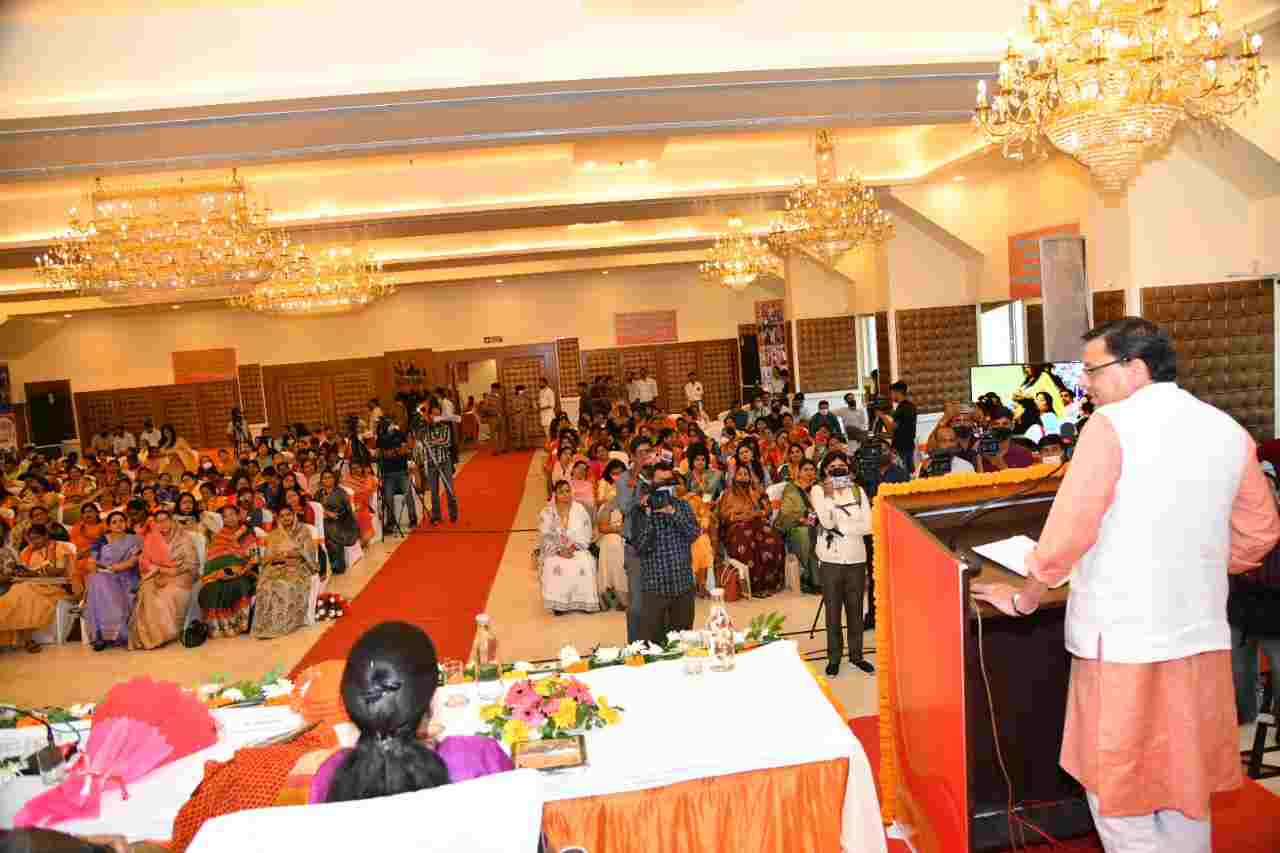 Uttarakhand: प्रदेश में शुरू की जायेगी मुख्यमंत्री नारी सशक्तिकरण योजना, योजना से महिलाओं को आत्म निर्भर बनाने में मिलेगी मदद-मुख्यमंत्री पुष्कर सिंह धामी 2 Hello Uttarakhand News »