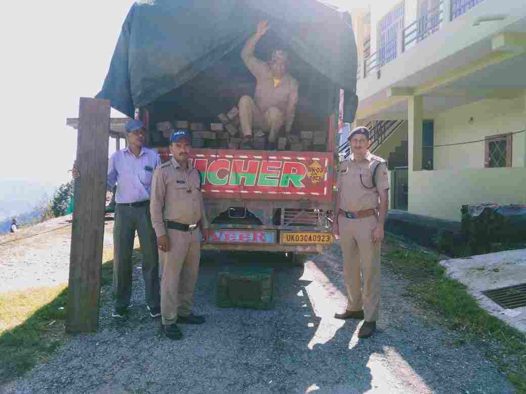 Pithoragarh: डीडीहाट पुलिस ने अवैध चीड़ की लकड़ी के साथ 1 अभियुक्त को किया वन विभाग के सुपुर्द 2 Hello Uttarakhand News »
