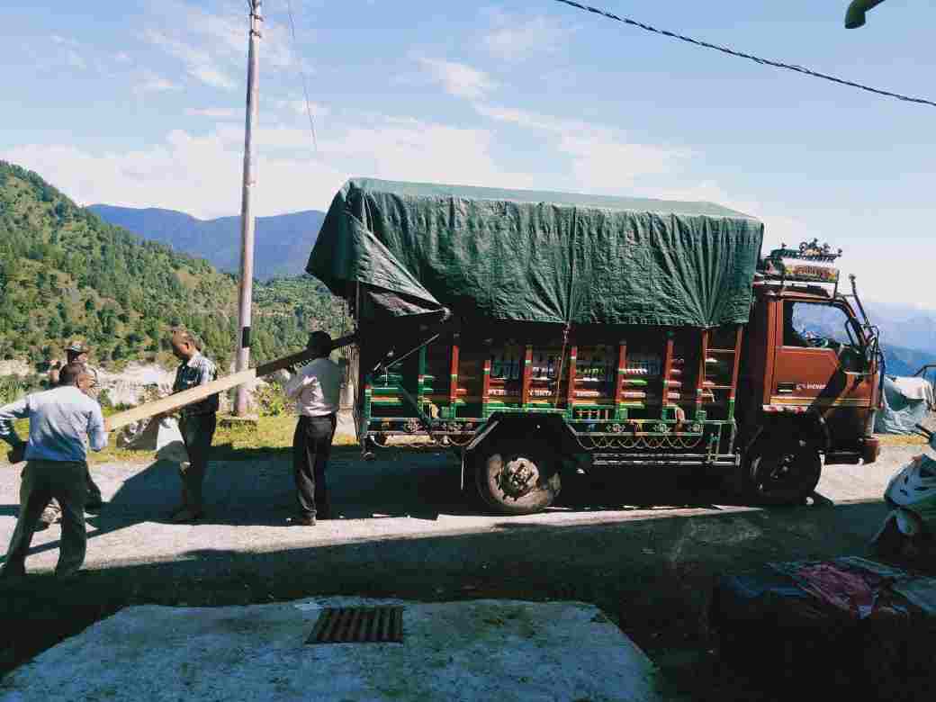 Pithoragarh: डीडीहाट पुलिस ने अवैध चीड़ की लकड़ी के साथ 1 अभियुक्त को किया वन विभाग के सुपुर्द 3 Hello Uttarakhand News »