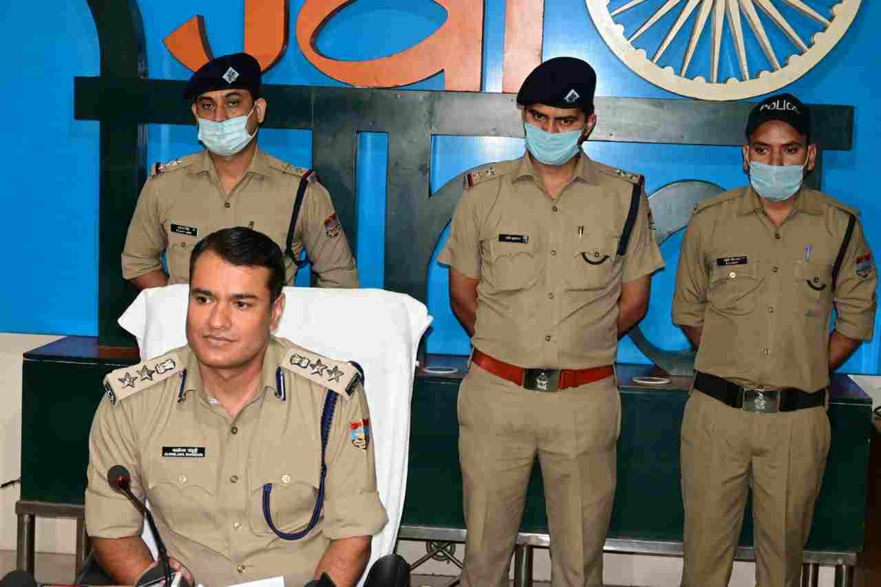 विकासनगर क्षेत्र में हुई लूट व हत्या की घटना का पुलिस ने किया 24 घंटे के अन्दर खुलासा, घटना में संलिप्त एक अभियुक्त लूटे गये मोबाइल व नगदी के साथ गिरफ्तार 2 Hello Uttarakhand News »