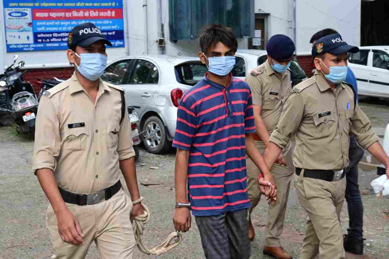 विकासनगर क्षेत्र में हुई लूट व हत्या की घटना का पुलिस ने किया 24 घंटे के अन्दर खुलासा, घटना में संलिप्त एक अभियुक्त लूटे गये मोबाइल व नगदी के साथ गिरफ्तार 3 Hello Uttarakhand News »