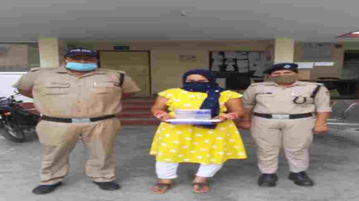 Dehradun: पटेलनगर पुलिस ने स्पा सेन्टर में चल रहे अनैतिक देह व्यापार का किया खुलासा, स्पा संचालिका को किया गिरफ्तार, कई आपत्तिजनक चीज़ें बरामद 1 Hello Uttarakhand News »