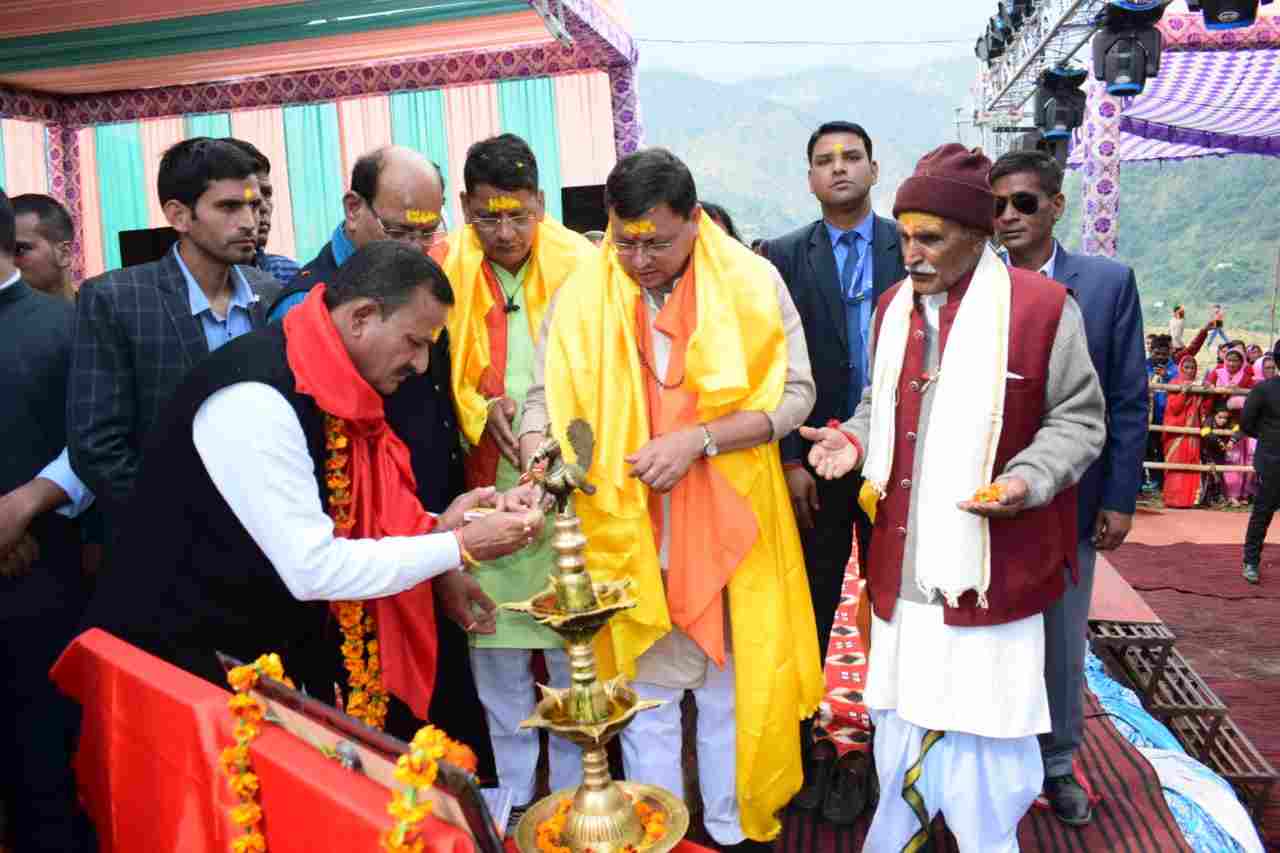 Uttarakhand: भगवान तुंगनाथ (Tungnath) के शीतकालीन गद्दी स्थल मक्कूमठ में आयोजित तुंगनाथ महोत्सव का किया मुख्यमंत्री पुष्कर सिंह धामी ने उद्घाटन, जिला स्तरीय महोत्सव तथा मक्कू गाँव में स्वास्थ्य केन्द्र खोलने की, की घोषणा 4 Hello Uttarakhand News »