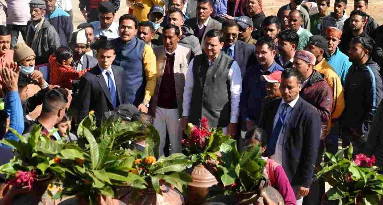 Uttarakhand: मुख्यमंत्री पुष्कर सिंह धामी पारिवारिक कार्यक्रमों में सम्मिलित होने पहुँचे अपने पैतृक गांव हड़खोला डीडीहाट, परिवार जनों के साथ की पूजा अर्चना 4 Hello Uttarakhand News »