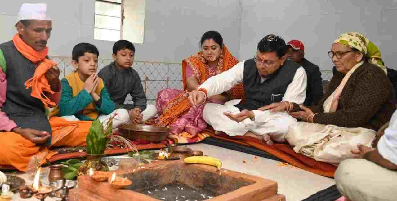 Uttarakhand: मुख्यमंत्री पुष्कर सिंह धामी पारिवारिक कार्यक्रमों में सम्मिलित होने पहुँचे अपने पैतृक गांव हड़खोला डीडीहाट, परिवार जनों के साथ की पूजा अर्चना 2 Hello Uttarakhand News »