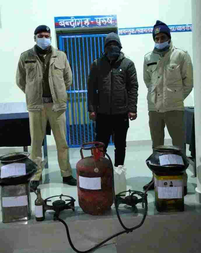 Pithoragarh: शराब का अवैध कारोबार करने वालों के विरुद्ध पिथौरागढ़ पुलिस की कार्यवाही लगातार जारी, 67 बोतल अवैध अंग्रेजी शराब/ बीयर व कच्ची शराब के साथ दो अभियुक्त गिरफ्तार 3 Hello Uttarakhand News »