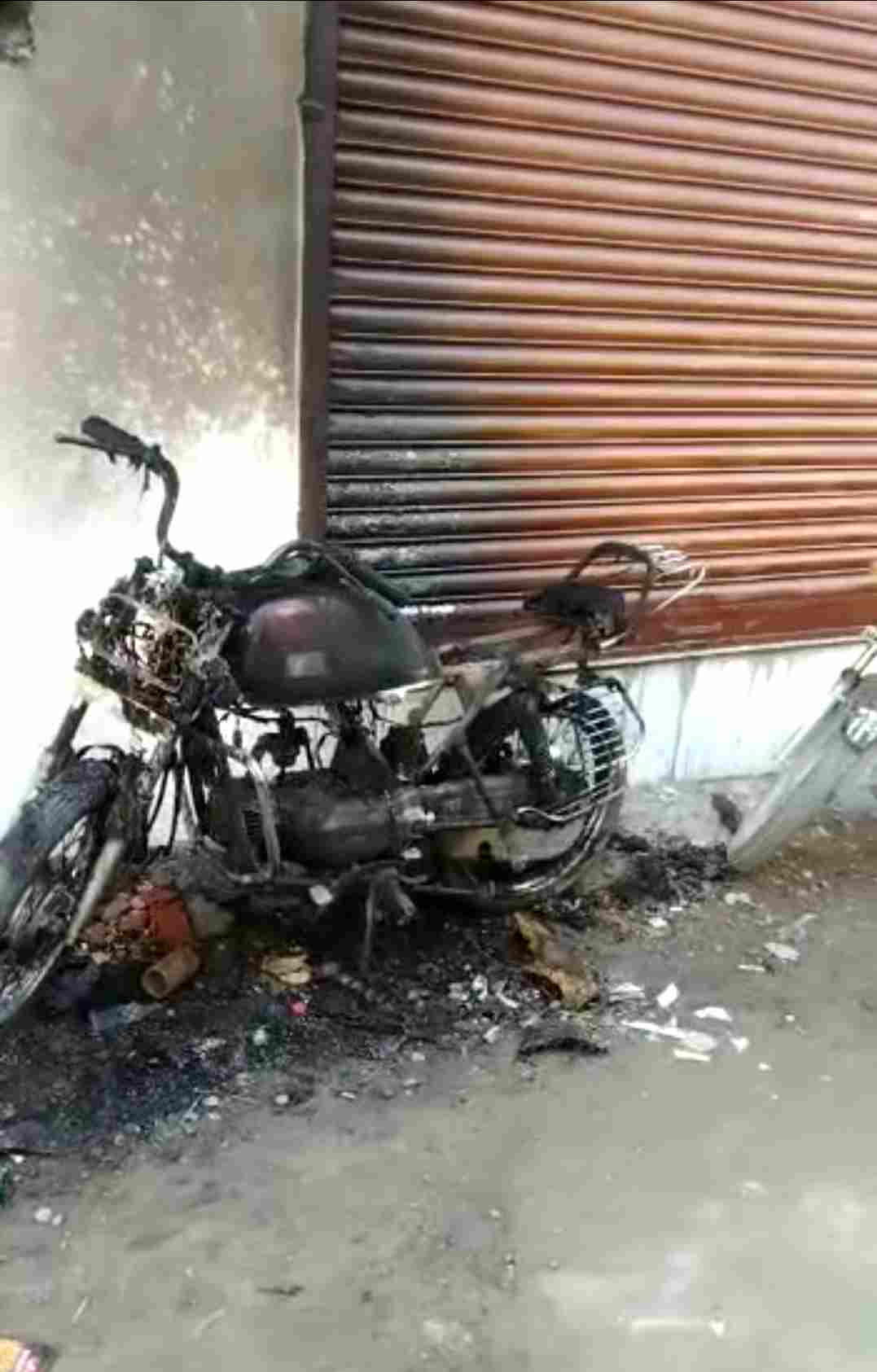 Dehradun: पत्नी मायके से न आने पर एक शख़्स ने 12 से ज्यादा वाहनों में लगाई आग, दो दुकानें को भी लगाई आग 2 Hello Uttarakhand News »
