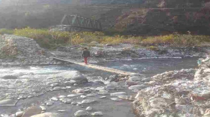 Uttarakhand जौनपुर छन्नाण गांव : जान जोखिम में डालकर स्थानीय लोग व छात्र छात्रा अगलाड नदी पार करने को मजबूर 9 Hello Uttarakhand News »