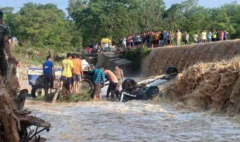 अत्यंत दुःखद: उत्तराखंड के रामनगर में पर्यटकों से भरी कार नदी में बही, 9 लोगों की दर्दनाक मौत, एक गंभीर रूप से घायल 2 Hello Uttarakhand News »
