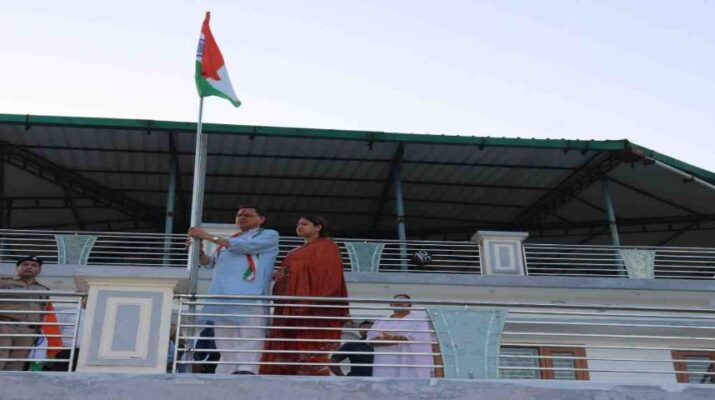 Uttarakhand: मुख्यमंत्री पुष्कर सिंह धामी ने खटीमा पहुंचकर अपने निजी आवास पर लगाया तिरंगा, कहा तिरंगा हमारी आजादी का प्रतीक 1 Hello Uttarakhand News »