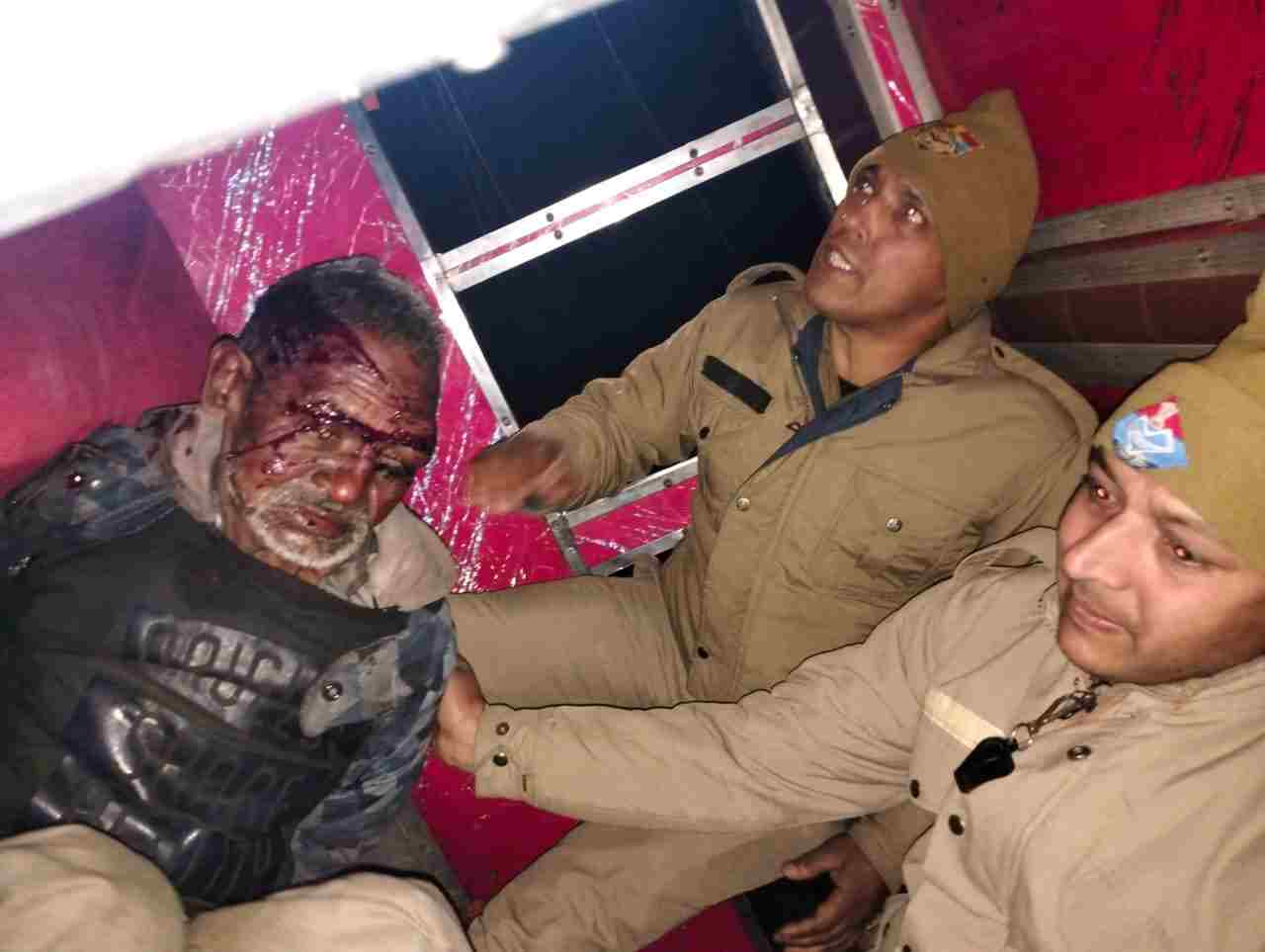 Dehradun: होमगार्ड ने अपनी सजगता से सड़क पर लहूलुहान घायल व्यक्ति की बचाई जान 2 Hello Uttarakhand News »