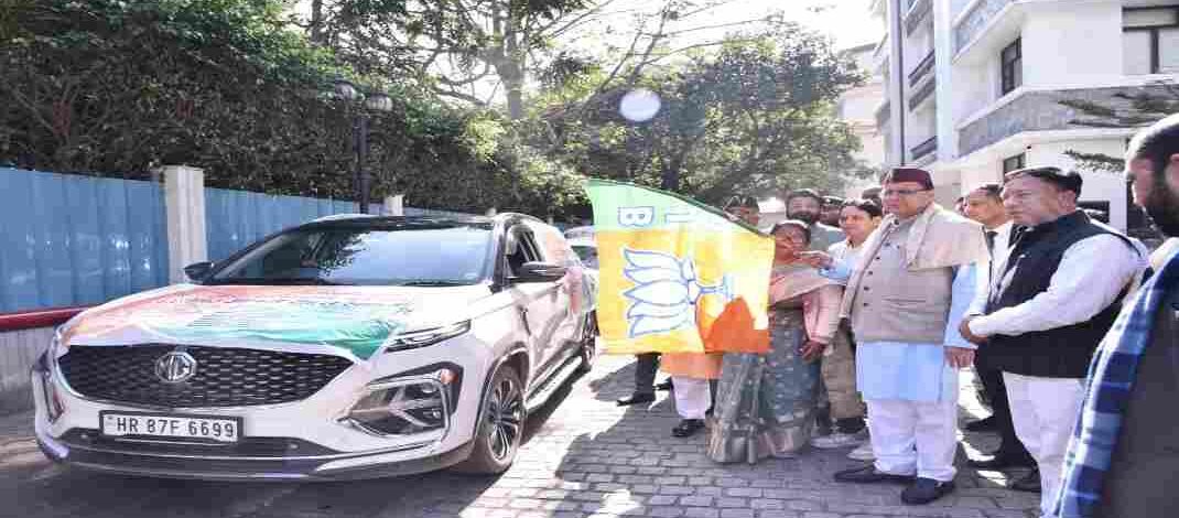 मुख्यमंत्री पुष्कर सिंह धामी ने नई दिल्ली में उत्तराखंड सदन से जोशीमठ में आई आपदा के लिए राहत सामग्री के वाहनों को किया रवाना
