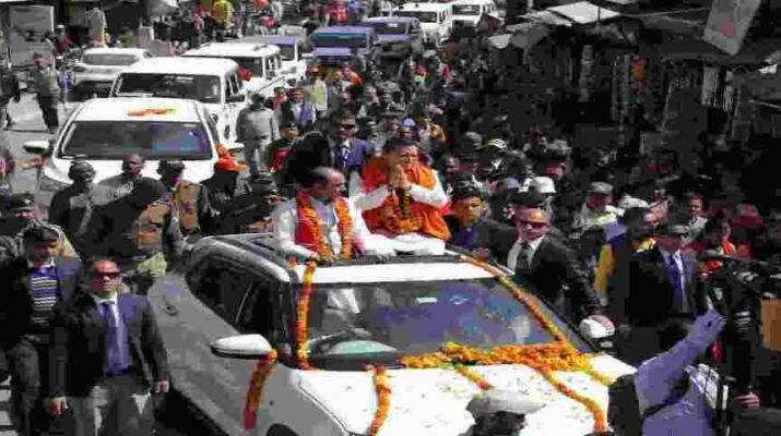 Uttarakhand: चंपावत में मुख्यमंत्री पुष्कर सिंह धामी व सांसद अजय टम्टा रैली में हुए शामिल, खुली जीप में बैठकर किया जनता का अभिवादन 20 Hello Uttarakhand News » Page 2 of 945
