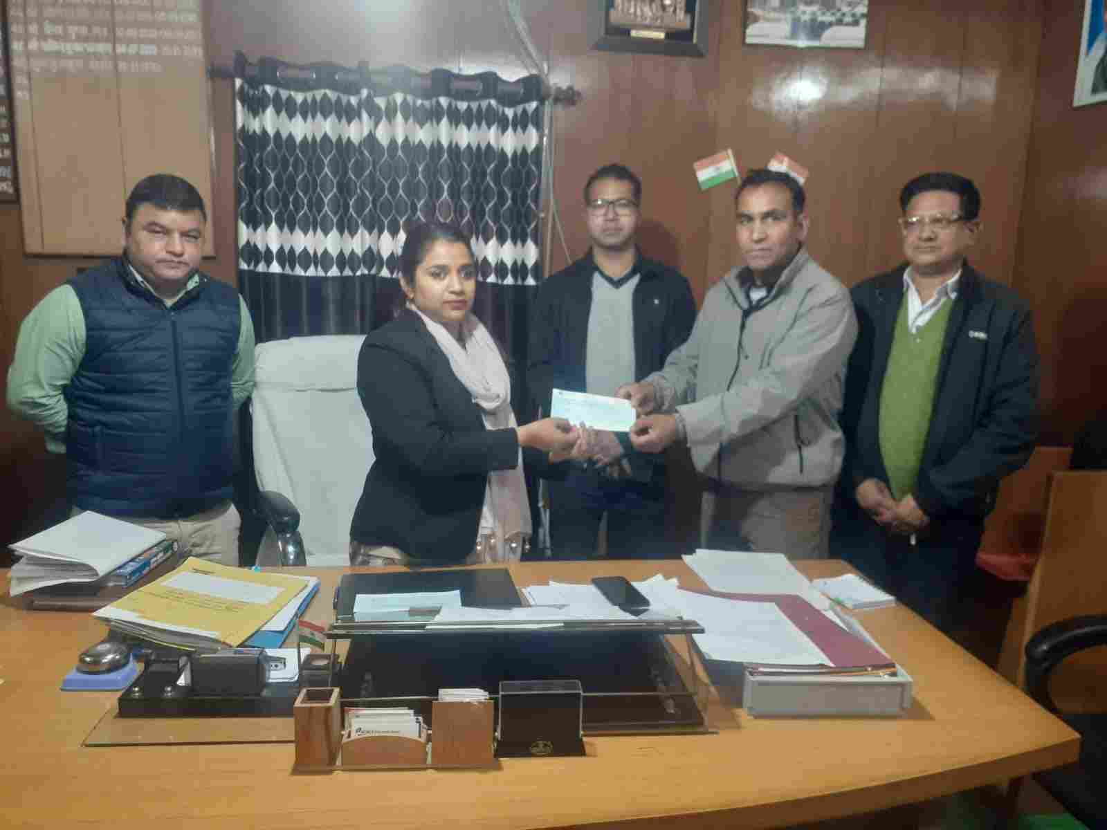 जोशीमठ में भूधसांव के कारण प्रभावित भवन स्वामियों को मुआवजा धनराशि का वितरण शुरू, पुर्नवास पैकेज वितरण के तहत पहले दिन 03 प्रभावितों को दिए गए 63.20 लाख 3 Hello Uttarakhand News »