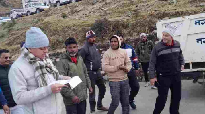 मुख्यमंत्री पुष्कर सिंह धामी ने प्रातः भ्रमण के दौरान विधानसभा परिसर भराड़ीसैंण के मुख्य मार्ग पर सफाई कर रहे स्वछता कर्मियों से बातचीत कर उनका जाना हाल-चाल 24 Hello Uttarakhand News »