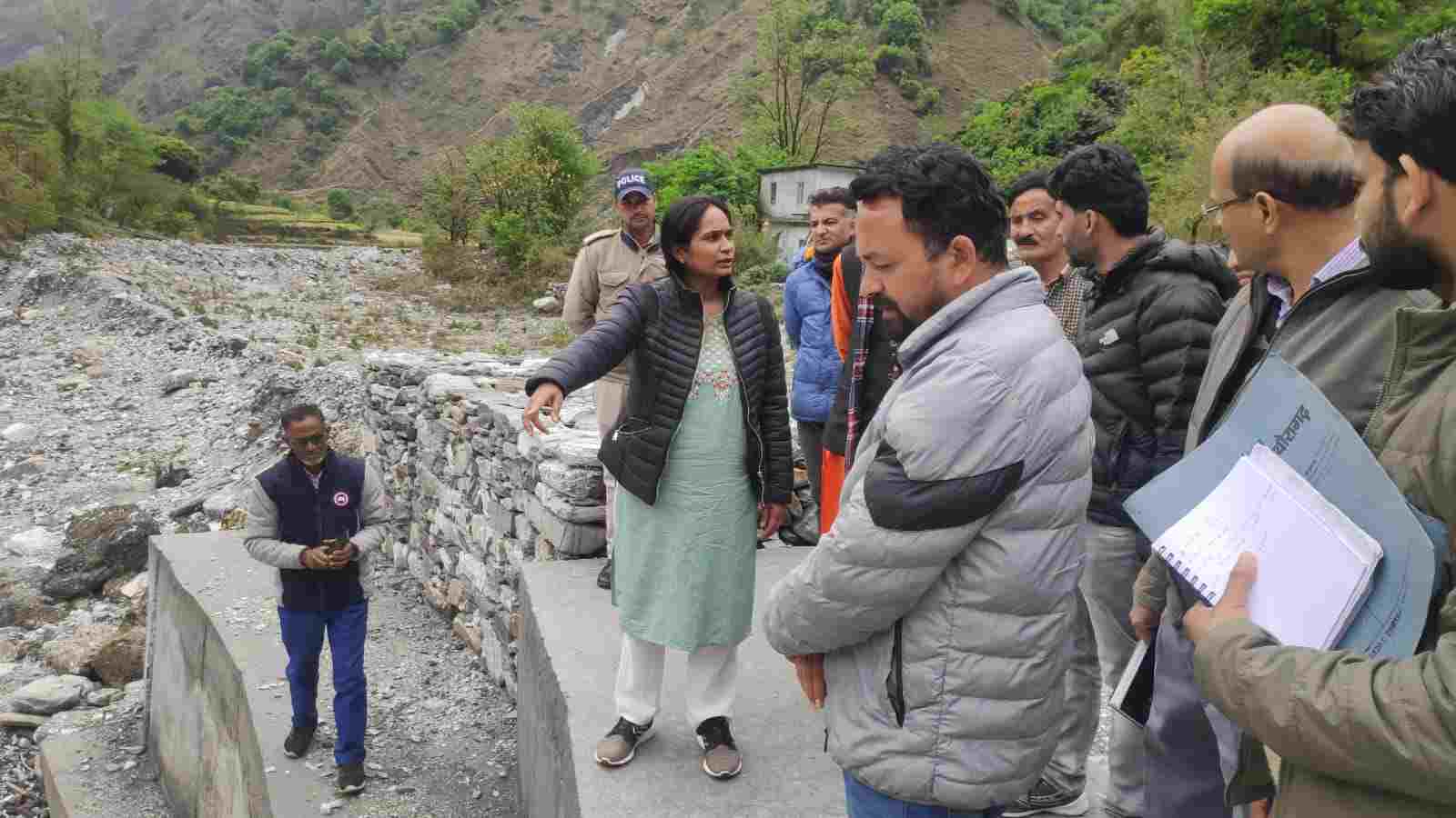 Pithoragarh: जिलाधिकारी रीना जोशी ने जनपद की तहसील तेजम के अंतर्गत आपदा के तहत हुए सुरक्षात्मक कार्य तटबन्ध, पुलिया व पुश्ता आदि र्निर्माण कार्यों का लिया जायजा, दिए ये निर्देश 5 Hello Uttarakhand News »