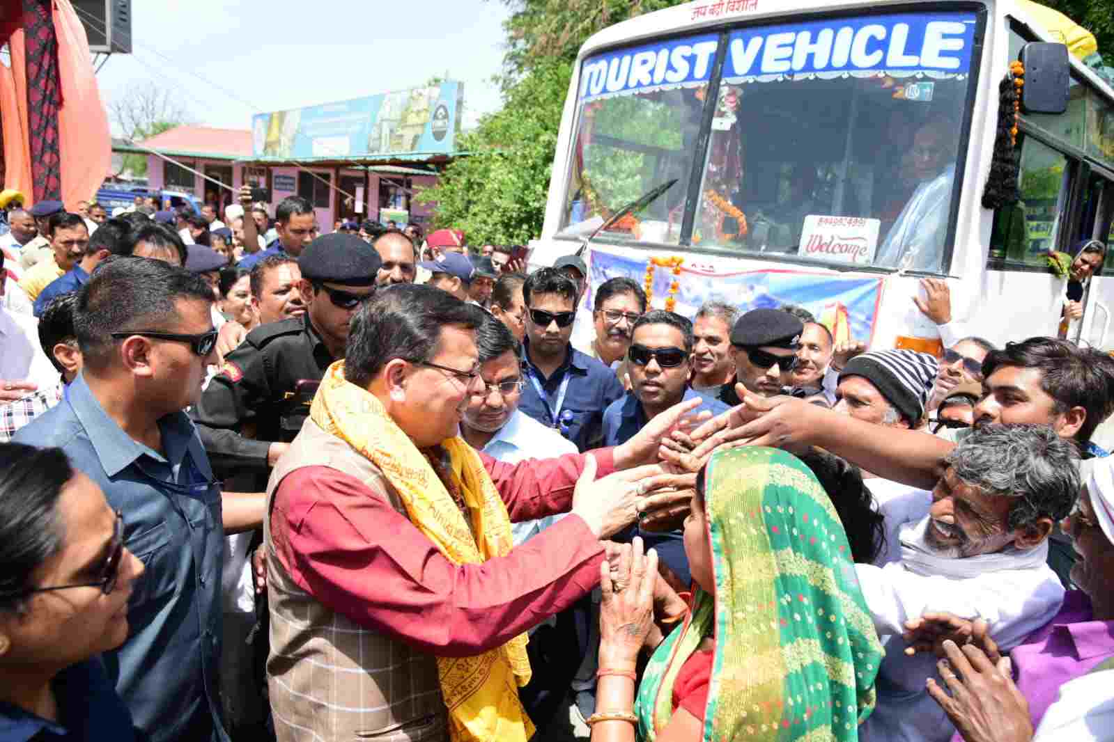 CharDhamYatra: चार धाम जा रहे श्रद्धालुओं का माल्यार्पण कर मुख्यमंत्री धामी ने किया स्वागत, राज्य के लिए उत्सव है चार धाम यात्रा : मुख्यमंत्री 3 Hello Uttarakhand News »